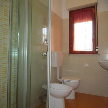 Spacious Flat With Pool Access *