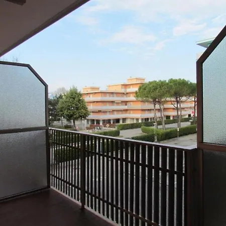 Spacious Flat With Pool Access Апартаменты Бибионе