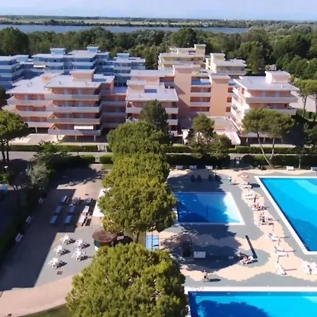 Spacious Flat With Pool Access Appartamento