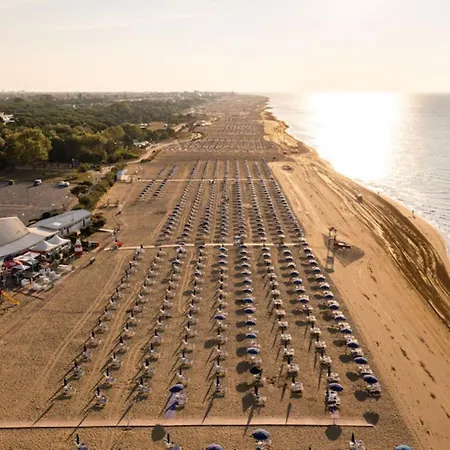 Apartment Spacious Flat With Pool Access *