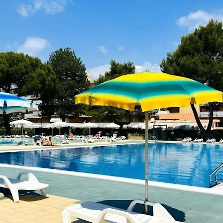 Spacious Flat With Pool Access