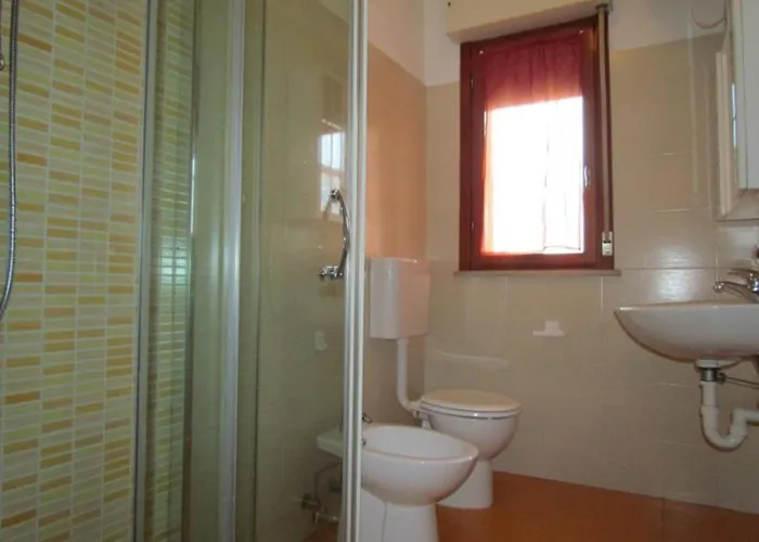 Spacious Flat With Pool Access *